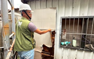 芥菜種會團隊深入受災戶進行修繕前的現場勘查評估與丈量。_0