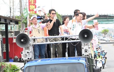 罷免行動「雲林拔釘」在雲林平和國小前再次發起「民主大車掃」，展開名為「護國大遶境」的車隊行動。（圖／立委劉建國提供）