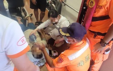 海巡署布袋商港安檢所協助昏迷的旅客下船送醫。（圖/海巡署提供）