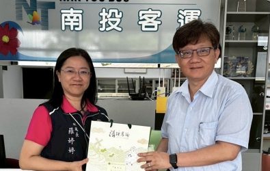 南投縣榮服處副處長羅婷婷(左)拜訪南投汽車客運股份有限公司副總經理陳煜峯(右)