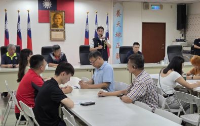 彰化縣榮民服務處舉辦法治教育訓練，邀請彰化地方法院法官陳彥志講授公務員廉政倫理與行政中立，透過實例強化依法行政意識。（記者陳雅芳攝）