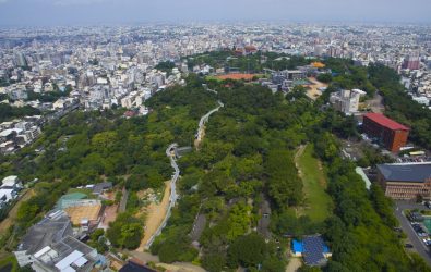 醫師建議民眾在高溫時段（中午至午後）應避免長時間曝曬，提醒民眾注意極端高溫所帶來的健康風險。（記者陳雅芳攝）