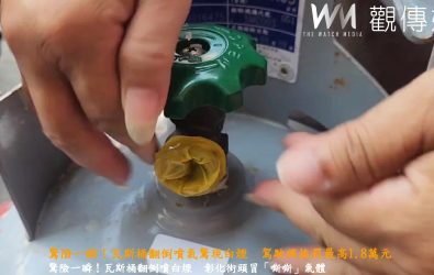驚險一瞬間！彰化市一輛瓦斯車昨中午運送途中瓦斯桶翻倒外洩，白煙竄升嚇壞路人，駕駛獲報後急關閥門，才沒釀成災。（民眾提供）