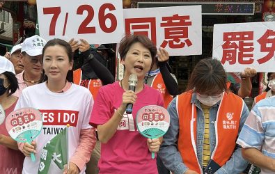 立法委員陳亭妃今親赴雲林口湖鄉，與罷免團隊合體展開車隊掃街行動。（圖／記者蘇榮泉攝）