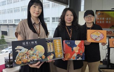 老楊食品主打限定雙禮盒，藝術烘焙副品牌硯微墨同步推出新品，搶攻中秋節慶商機。(圖／記者邱嘉琪攝)