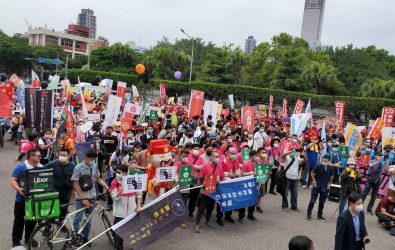 外送員怒了！Uber Eats再砍報酬，全總痛批：沒協商就砍薪，政府不能再裝沒事。（全總提供）