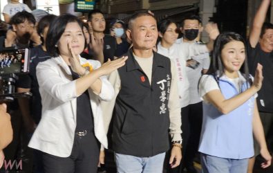 國民黨立委丁學忠於7月25日晚間在虎尾市區舉行選前之夜徒步掃街活動。（圖／記者蘇榮泉攝）