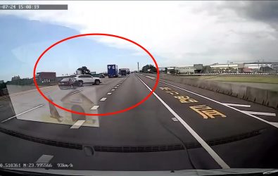 國道1號彰化段24日驚傳三車連環撞！黑車疑「鬼切」撞車後落跑，造成白車司機命危送醫仍在加護病房。（警方提供）