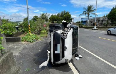 芬園鄉發生一起翻車事故，一名陳姓男子疑疲勞駕駛，自撞路樹後車輛翻覆，所幸傷勢穩定，送醫治療無生命危險。（民眾提供）