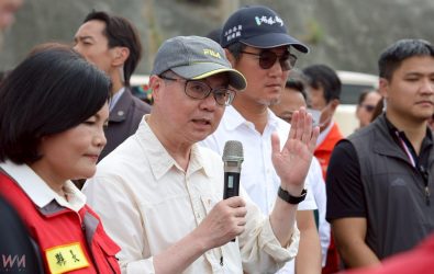 行政院長卓榮泰於29日親自南下雲林縣，前往水林鄉港墘村新街抽水站現地勘災。（圖／記者蘇榮泉攝）