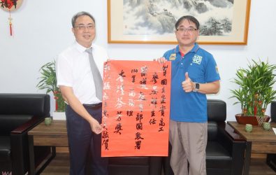 從農家子弟到技職菁英導師，國手教練廖晏鮮以28年教學生涯耕耘不輟，今年榮獲教育部「杏壇芬芳獎」，為崇實高工寫下歷史新頁。（記者陳雅芳攝）