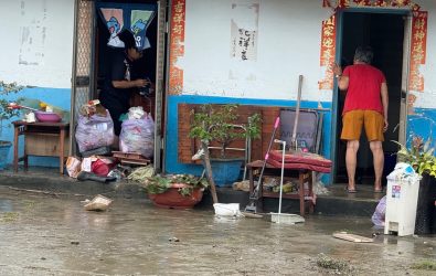 南部豪雨災情慘重！民眾黨彰化縣黨部號召志工組成關懷行動隊，開車載物資挺進嘉義災區，幫助災民清理家園。（民眾黨彰化縣黨部提供）