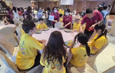 樂億皇家渡假酒店501茶餐廳開幕首日，邀請嘉義市修緣育幼院院童用餐，愛心公益。(圖／記者邱嘉琪攝)