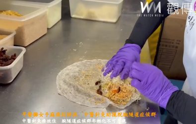 長期包飯糰導致右手麻痛難耐，蕭小姐經中醫診斷為腕隧道症候群，針灸治療一個月後明顯改善。（彰化醫院提供）