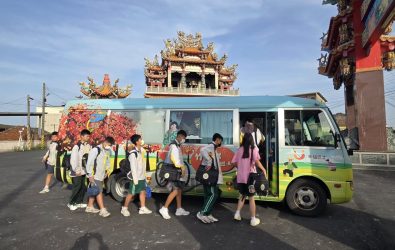 竹塘鄉幸福巴士自112年通車以來，安全載送逾2萬8千名學生與鄉民，服務成效卓著，榮獲2025年幸福巴士金運獎績優獎。（竹塘鄉公所提供）