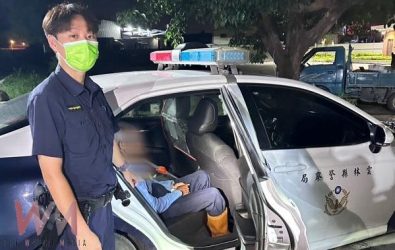 警員戴肇緯與塗鈺於晚間執勤時，發現一名年約九十多歲神情茫然的老翁，獨自坐在西螺鎮新街路與光復西路口路邊，疑似患有失智症狀。（圖／記者蘇榮泉翻攝）