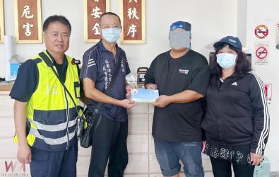 理事長陳鴻榮募得新台幣5萬元喪葬援助金，在副所長吳濟華及呂村長見證下，將援助金轉交給李婦家屬，協助辦理後續安葬事宜。（圖／記者蘇榮泉翻攝）
