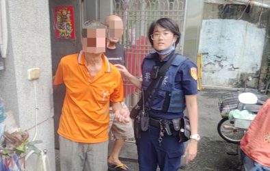 員警當場協助老翁評估身體狀況，所幸無立即危險，便先安排其坐下休息，同時勸說就醫以策安全。（圖／記者蘇榮泉翻攝）