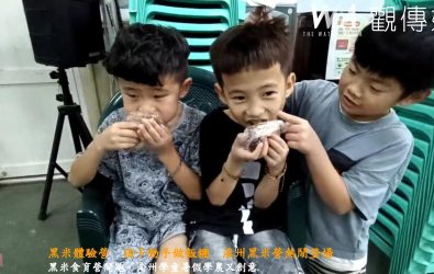 從包飯糰到畫黑米，南州國小暑期營隊結合農業與藝術，讓學生在玩中學、學中創，黑米成了暑假最有味的教材。（記者陳雅芳攝）