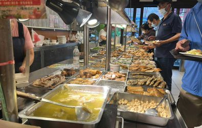 六樣菜加稀飯105元太貴？彰化一名男子怒嗆店家、丟錢不取餐，網友炸鍋：「吃米不知米價！」。（業者提供）