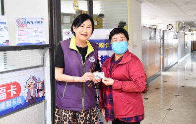 彰化縣政府自8月1日起推出長青幸福卡臨櫃製卡服務，民眾可現場申請，最快15分鐘即可領卡，提升申辦效率與便利性。（縣政府提供）