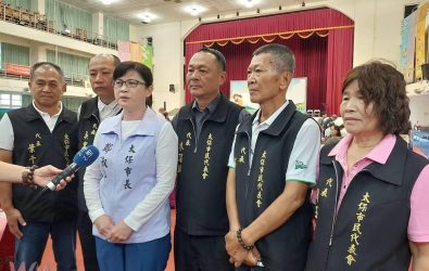 鄭淑分市長（左三）與代表同仁將提案力挺市民度風、雨災。（圖/太保市公所提供）