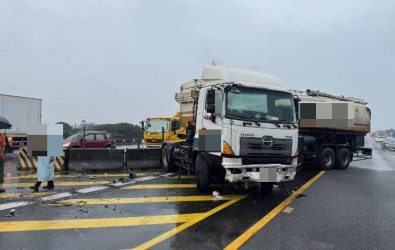 國道1號大村路段發生聯結車失控撞分隔島事故，碎裂石塊噴飛對向車道，3輛轎車閃避不及追撞，無人受傷。（警方提供）