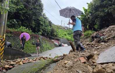 員林市今（3）日驚傳土石流意外，湖水路一處三合院前庭整片崩塌滑落，主建築懸空搖搖欲墜，屋主一家三口及時逃出，無人傷亡，代理市長賴致富立即前往會同相關單位勘查。（員林市公所提供）