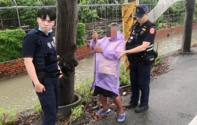 北港鎮一名68歲黃姓老翁日前傍晚獨自出門，不慎在雨中滑倒於馬路中央。（圖／記者蘇榮翻攝）