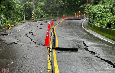 林內鄉山區近日多處產業道路與溪岸邊坡出現嚴重坍塌，造成交通中斷，部分村落對外聯繫困難。（圖／立委劉建國提供）