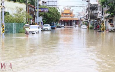 大湖口溪水位暴漲，溪水沿雨水下水道倒灌進市區，建國三路一帶嚴重淹水，至少300戶居民受災。（圖／記者蘇榮泉翻攝）