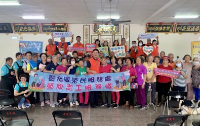 父親節將至，彰化榮服處貼心為榮民長輩送上節日前的溫暖驚喜！義剪、按摩、音樂饗宴一應俱全，陪長輩們開心迎佳節。（記者陳雅芳攝）
