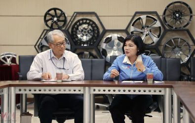 縣長張麗善親自率隊走訪縣內六大重點產業廠商，了解產業現況與挑戰。（圖／記者蘇榮泉攝）