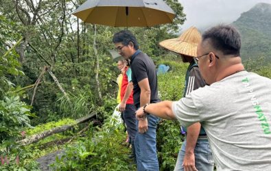立法委員劉建國接獲多位地方首長通報後，立即會同中央單位深入災區勘查。（圖／記者蘇榮泉攝）