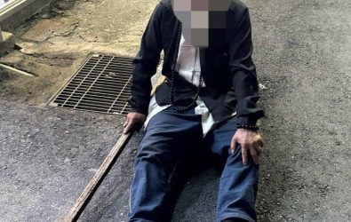 一名年邁長者獨坐在雲林斗六街頭，神情茫然。（圖／記者蘇榮泉翻攝）