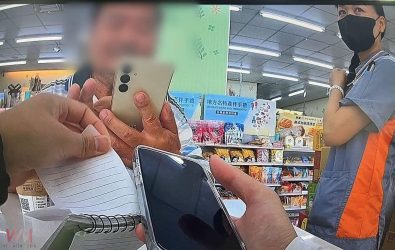 警方即時介入，成功阻止一名林姓民眾購買新臺幣1萬元的Apple Store點數卡，保住其辛苦積蓄。（圖／記者蘇榮泉翻攝）