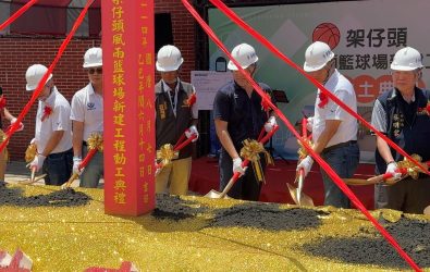 麥寮鄉公所今（7日）天上午舉行「架仔頭風雨籃球場」開工動土典禮。（圖／記者蘇榮泉攝）