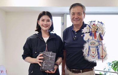 知名導演李崗（右）更拍攝推薦影片，號召創作人才一同參與，為布袋戲注入新活力。（圖／記者蘇榮泉翻攝）