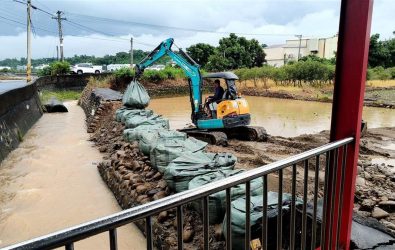 彰化7月8日遭遇強西南氣流，排水防汛設施受創，縣府核定9,117萬元災修經費，積極展開復建。（縣政府提供）