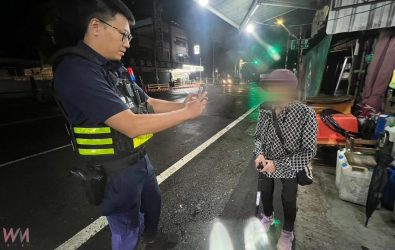 所長王冠勛與警員陳鵬任趕到現場，發現李姓婦人年逾八旬，拄著拐杖且神情困惑。（圖／記者蘇榮泉翻攝）