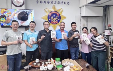 分局長閻百川特地準備香酥雞排與冰涼飲料，邀請全體員警在忙碌的勤務間隙齊聚一堂，共享美味。（圖／記者蘇榮泉翻攝）