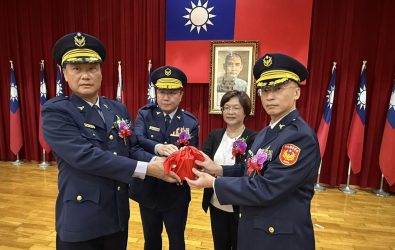 彰化縣警察局舉行主任秘書與員林、和美分局長交接典禮，由縣長王惠美主持，縣警局長陳明君擔任監交人，三位新任幹部正式就任。（記者陳雅芳攝）