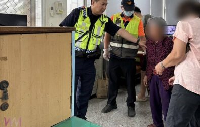 家屬趕到大屯派出所見到老婦人安然無恙，連聲道謝，並隨即陪同前往醫院進一步檢查。（圖／記者蘇榮泉翻攝）