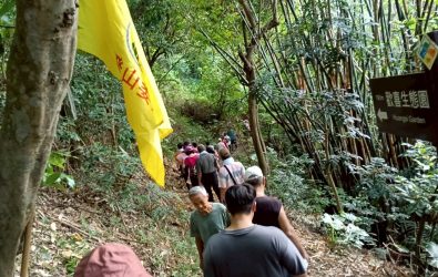 2025全民登山健行活動今（10）日在彰化三清宮熱鬧展開，吸引眾多民眾參與，共同推廣運動與山林保育。（縣政府提供）