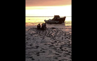 石姓男子為拍夕陽踩入彰化大城泥灘陷落腰深，消防人員合力救援，呼籲民眾勿輕易進入泥灘。（消防局提供）