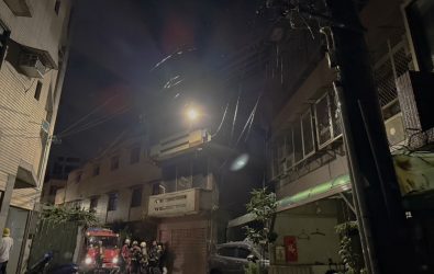 1140810-211桃園平鎮住宅火警 消防出動41人消防車15輛及救護車1輛