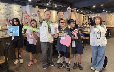 嘉義家扶被颱風耽誤的營隊，由火鍋世家招待公益美味火鍋畫下圓滿句點。(圖／記者邱嘉琪攝)