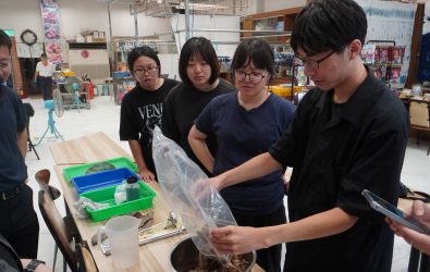大葉大學設計系展開USR計畫，師生深入社區，學習植物染工藝，活用農業廢棄物，為地方文創產品注入新活力。（大葉大學提供）