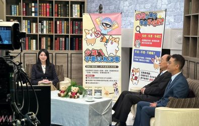 高檢署臺南分署黃玉垣檢察長（右2）、雲林地檢署黃智勇檢察長（右1）受訪錄影畫面，向觀眾分享「詐騙無所不在，司法不會缺席」理念。（圖／雲林地檢署提供）