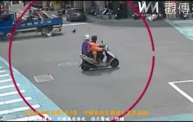 員林市昨（11）日下午驚傳一起祖孫車禍悲劇，消防人員動用油壓器材將貨車撐起才救出阿嬤，但她傷勢過重，送醫搶救仍不治。（民眾提供）